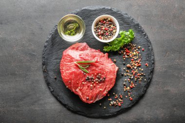 Kayrak plaka üzerinde baharatlar ile taze çiğ et