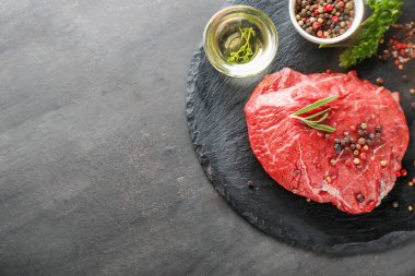 Kayrak plaka üzerinde baharatlar ile taze çiğ et