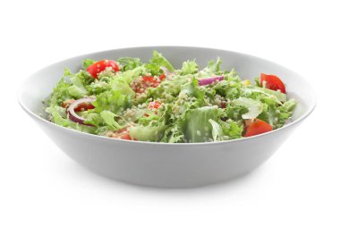 Beyaz arka plan üzerinde quinoa salata ile plaka
