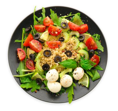 Beyaz arka plan üzerinde quinoa salata ile plaka