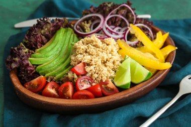 Quinoa salata masada, closeup ile plaka