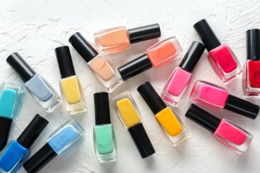 Işık tablosu üzerinde renkli tırnak cilaları şişe