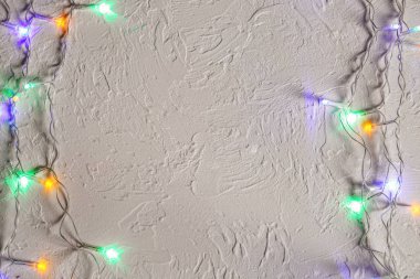 Dokulu arka plan üzerinde Noel çelenk