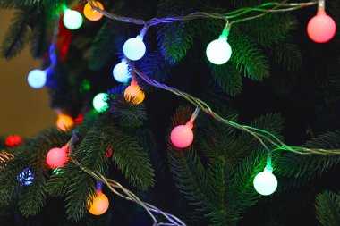 Noel ağacı üzerinde parlayan garland