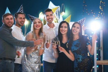 Bardak şampanya Club Doğum günü partisinde gençlerle