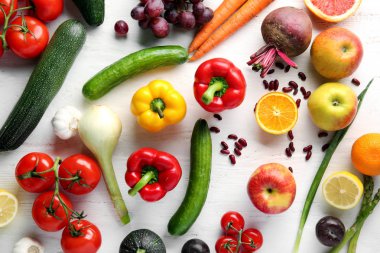 Ahşap arka plan üzerinde çeşitli sağlıklı ürünler