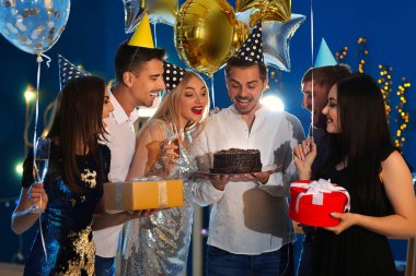 Lezzetli pasta ve kulüp Doğum günü partisinde arkadaşları genç adam