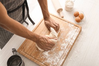 Adam mutfakta hamur yoğurma