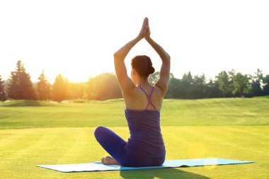 Pratik yoga açık havada sabah güzel genç kadın