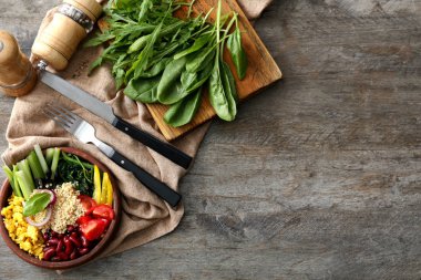 Ahşap arka plan üzerinde lezzetli quinoa salata ile kompozisyon