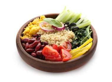 Beyaz arka planda lezzetli kinoa salatası tabağı