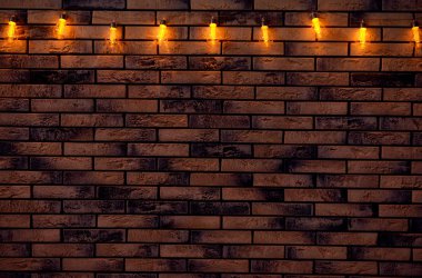 Neşeli Noel çelenk tuğla duvar