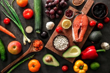 Gri arka plan üzerinde çeşitli sağlıklı ürünler