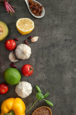 Gri arka plan üzerinde çeşitli sağlıklı ürünler ile kompozisyon