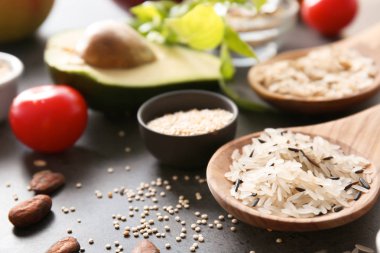 Tablo üzerinde çeşitli sağlıklı ürünler