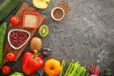 Gri arka plan üzerinde çeşitli sağlıklı ürünler