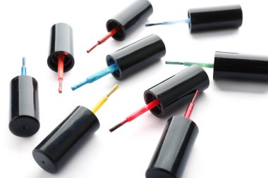 Beyaz zemin üzerine oje fırçalar