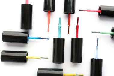 Beyaz zemin üzerine oje fırçalar