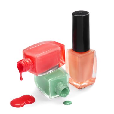 beyaz zemin üzerine oje şişesi