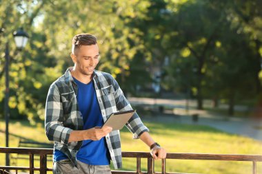 Tablet bilgisayar Park ile yakışıklı adam