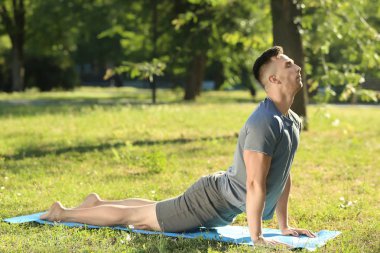 Sportif adam pratik yoga Park