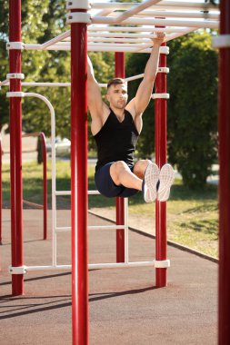 Sportif adam atletik park alanında eğitim