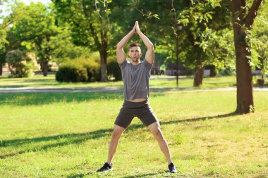 Sportif adam parkta eğitim