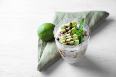 Açık renkli cam dilimlenmiş kivi lezzetli yulaf ezmesi