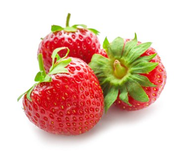 Beyaz arka plan üzerinde tatlı olgun çilek