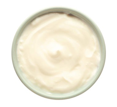 Beyaz zemin üzerine lezzetli yoğurt ile kase