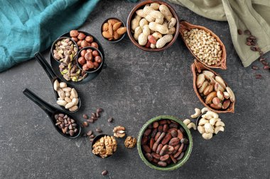 Gri arka plan üzerinde farklı fındık ile kompozisyon