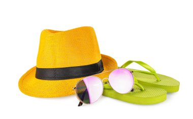 Plaj şapka ile güneş gözlüğü ve beyaz arka plan üzerinde parmak arası terlik
