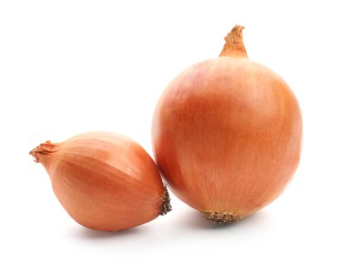 Beyaz arkaplanda taze soğanlar