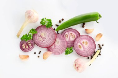 Dilimlenmiş kırmızı soğan, sarımsak ve baharat beyaz arka plan üzerinde ile kompozisyon