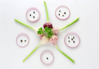 Dilimlenmiş kırmızı soğan ve beyaz zemin üzerine baharat kompozisyonu