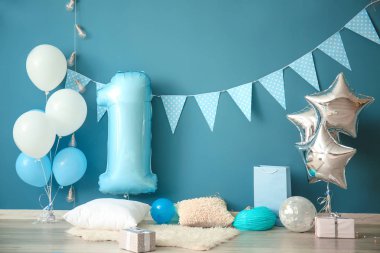 İlk Doğum günü partisi için dekore edilmiş oda iç
