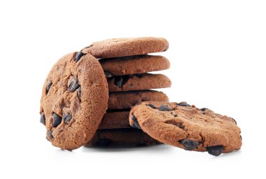 beyaz zemin üzerine lezzetli çikolatalı kurabiyeler