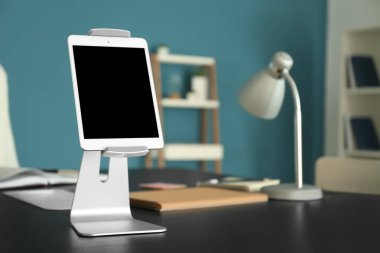 Ofiste tabloda sahibi ile tablet PC