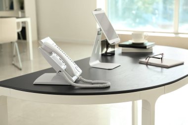 Telefon ve tablet Pc ofiste tabloda ile şık İşyeri