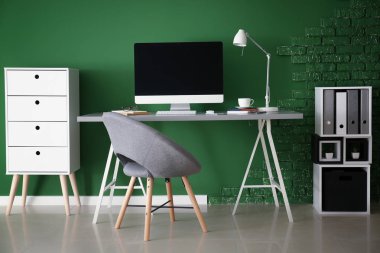 Bilgisayar ağındaki tablo Office renk duvarının yakınında şık İşyeri