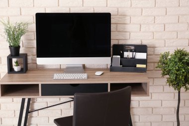 Şık çalışma alanı yakınındaki duvara ofiste masa üstünde bilgisayar ile