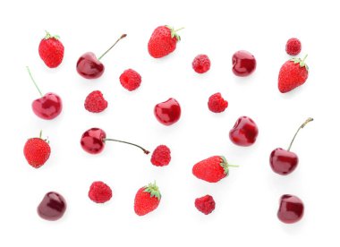 Beyaz arka plan üzerinde farklı olgun çilek