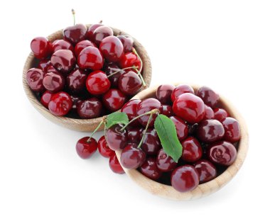 Beyaz arka plan üzerinde olgunlaşmış kiraz ile kase