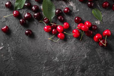 Grunge arka plan üzerinde taze olgun kiraz