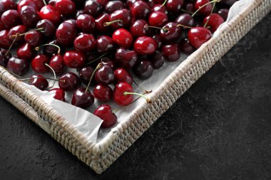 Grunge arka plan üzerinde taze olgun kiraz ile tepsi