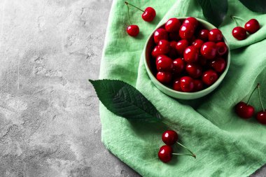 Masada olgun kiraz ile kase