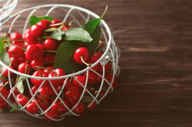 Olgun kiraz ahşap arka plan ile sepet