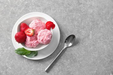 Lezzetli çilekli dondurma gri arka plan üzerinde ile kase