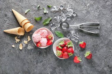 Lezzetli çilekli dondurma gri dokulu arka plan üzerinde ile kompozisyon