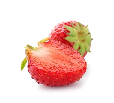 Beyaz zemin üzerine lezzetli kırmızı çilek